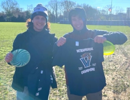 Students posing for disc golf champion photo
